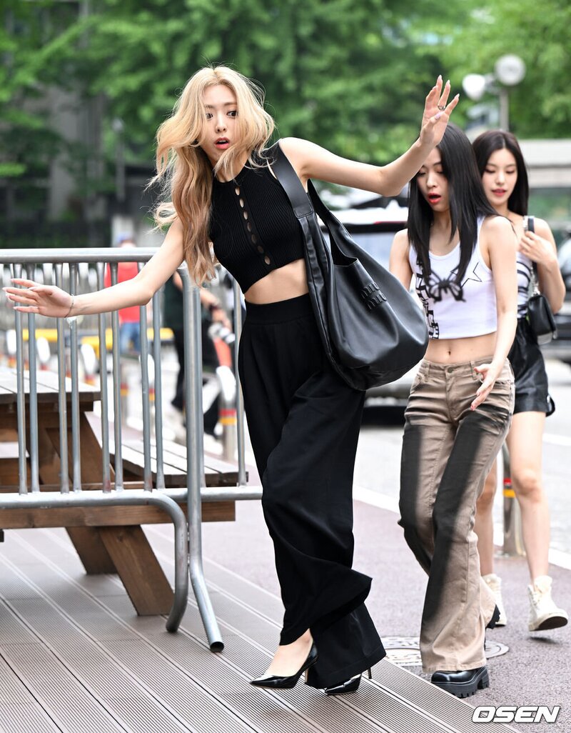 220722 ITZY Yuna - Music Bank Commute documents 10