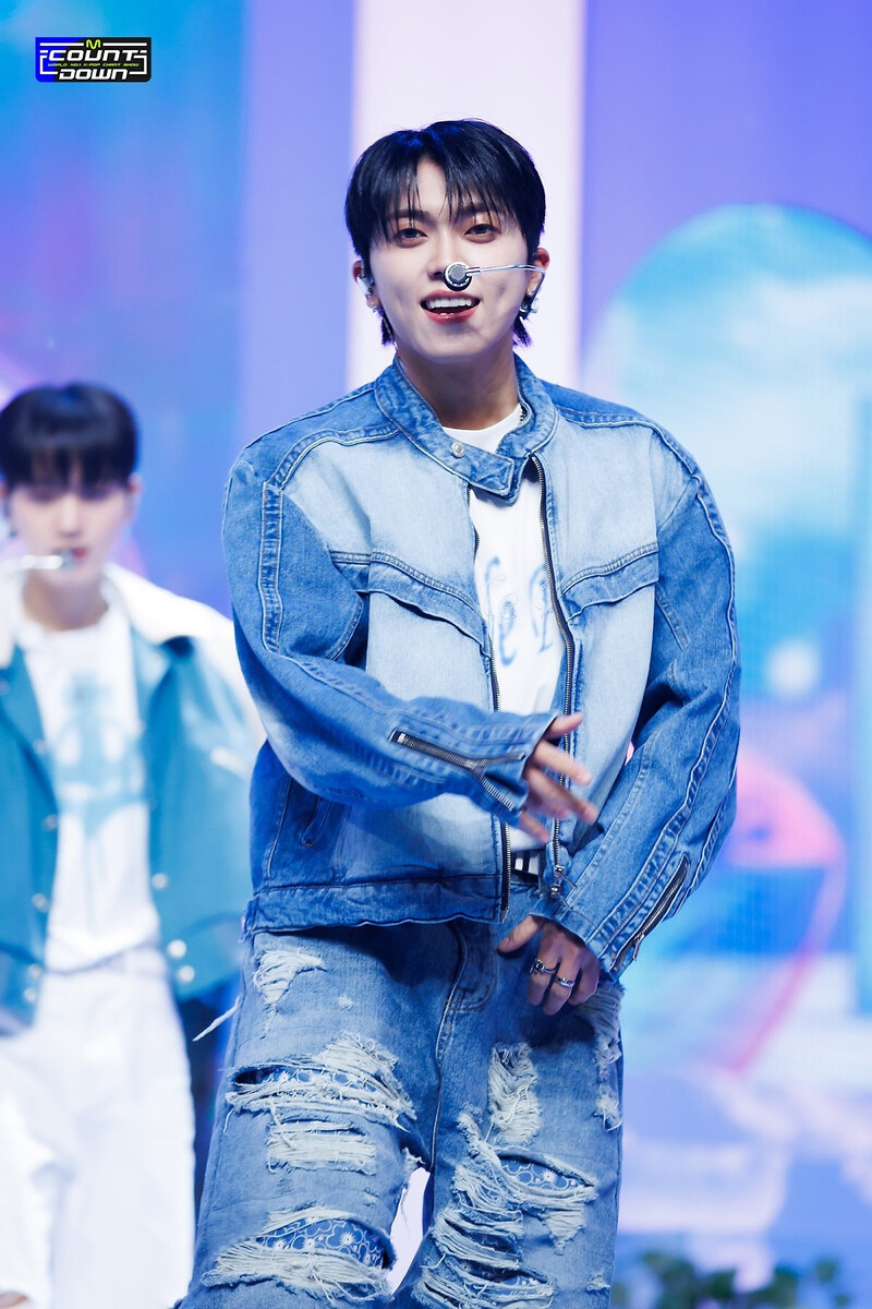 231012 ONF - 'Love Effect (바람이 분다)' at M COUNTDOWN documents 17