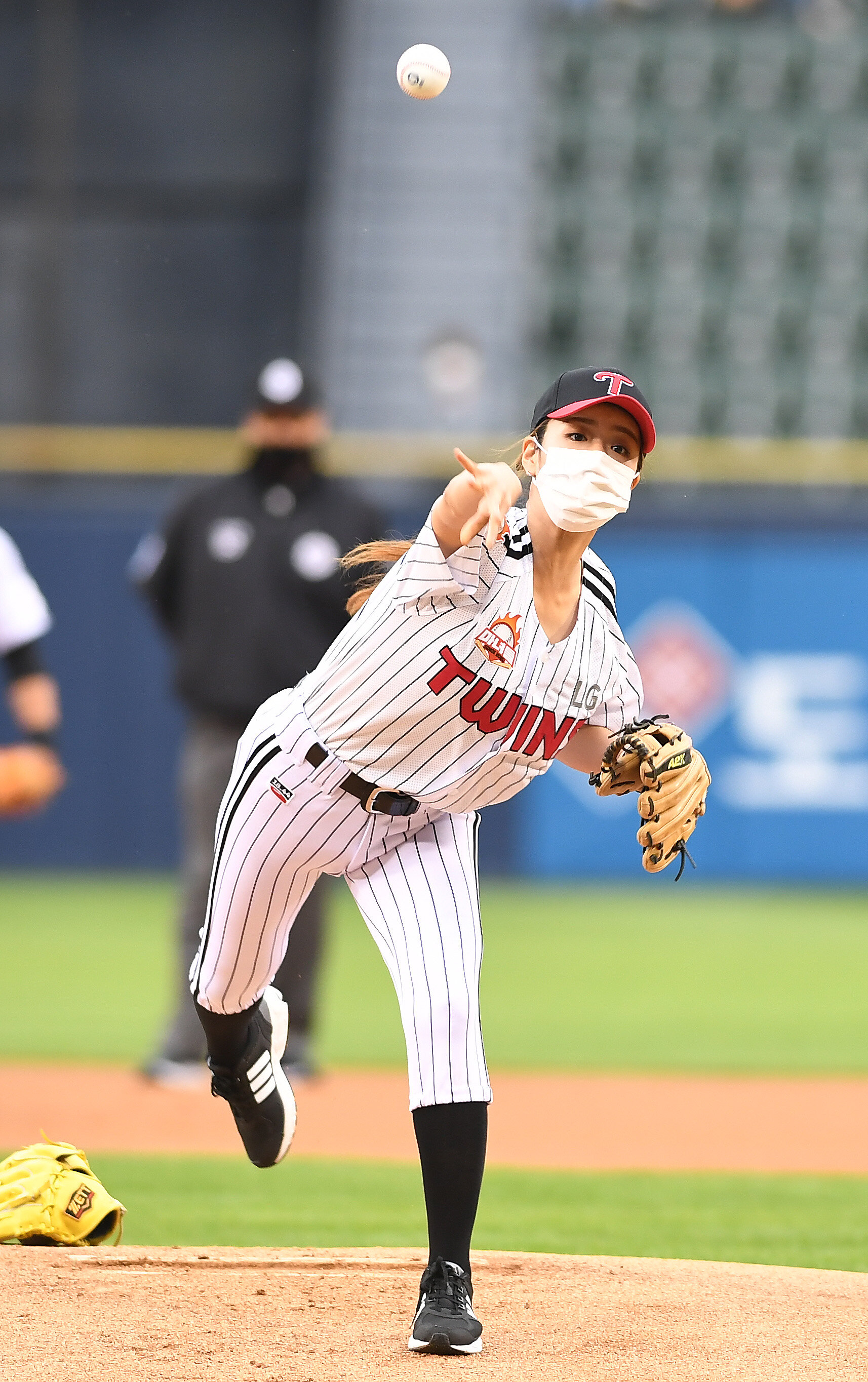 210604 PlayM Naver Post - Apink's Bomi LG Twins First Pitch Behind