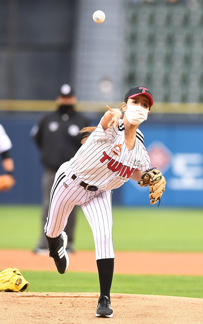 210529 Apink Bomi - LG Twins 1st Pitch documents 4