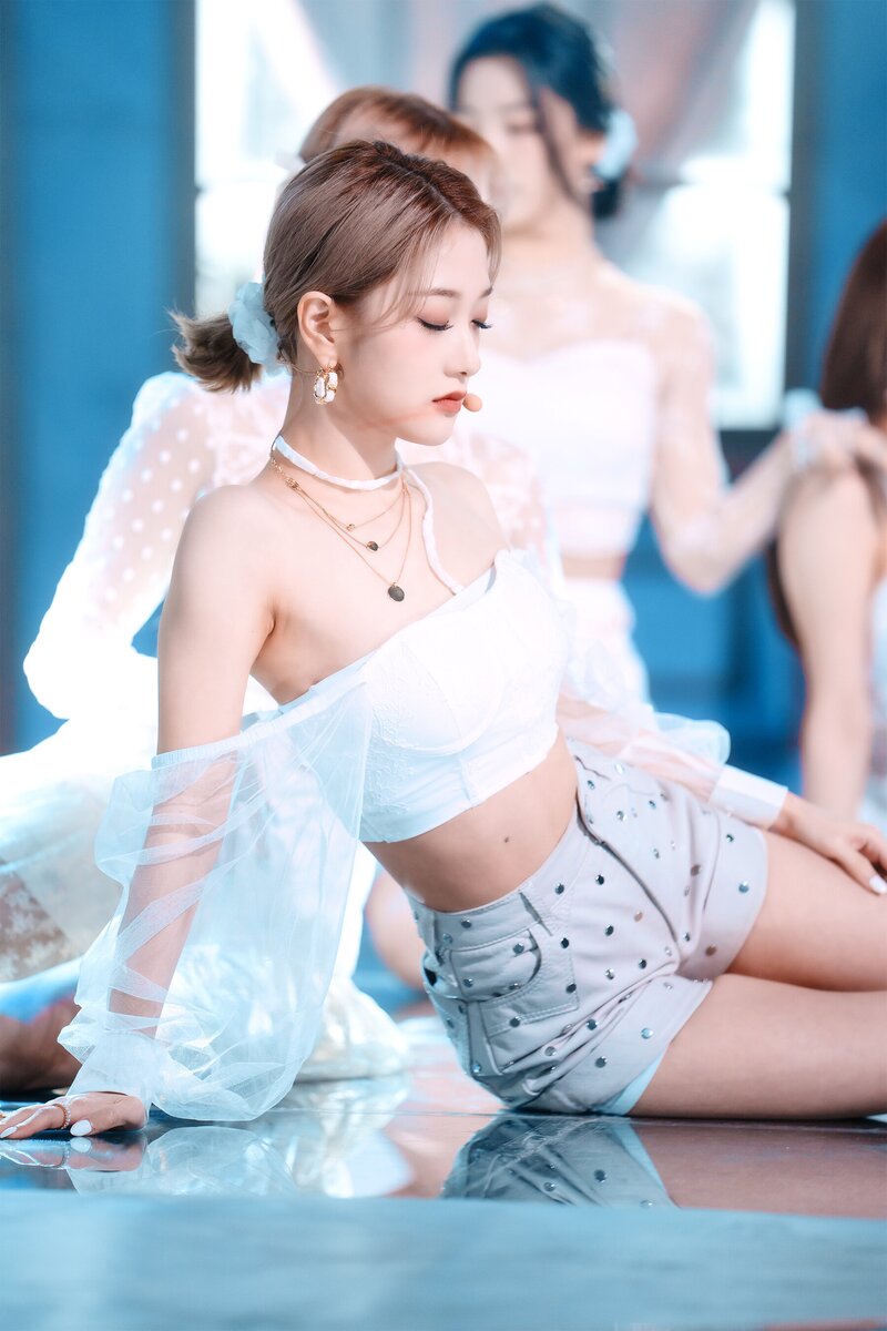 220123 fromis_9 Seoyeon - 'DM' at Inkigayo documents 28