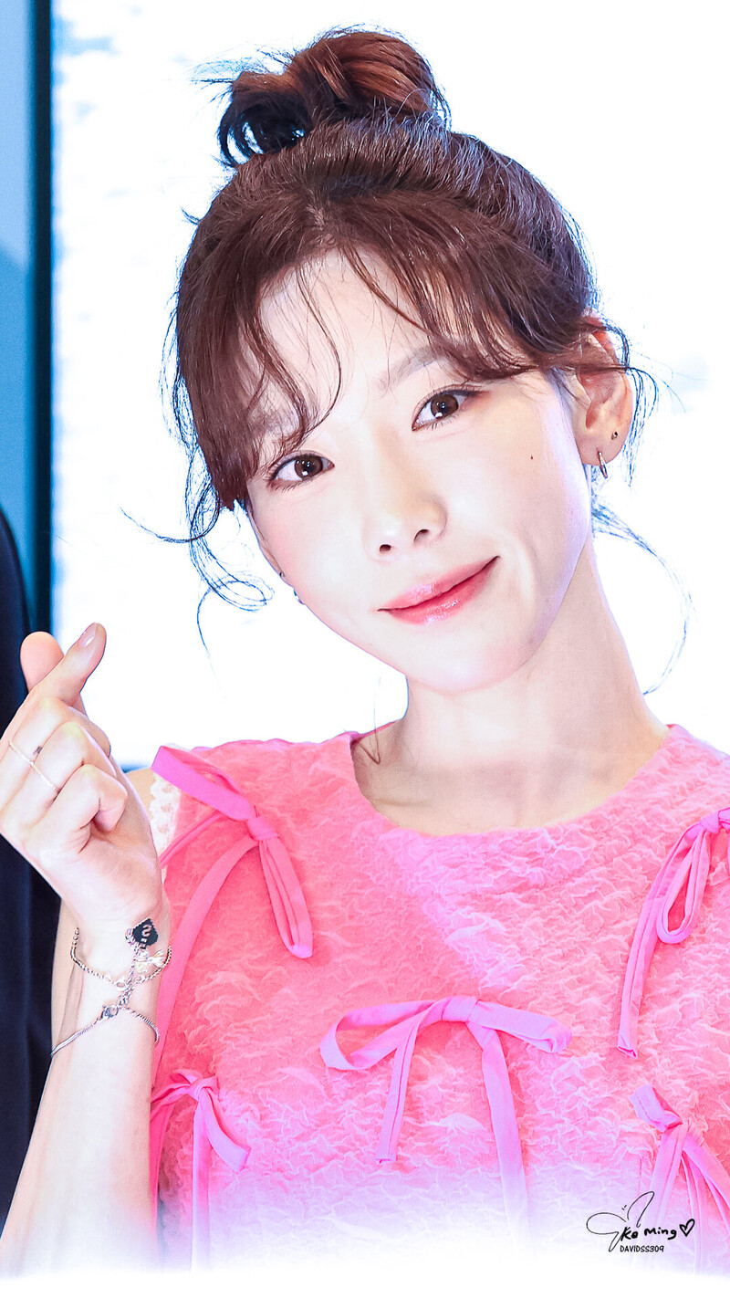 230330 Taeyeon - Benefit Pop-up Store Event documents 24