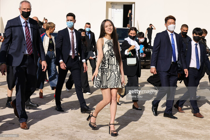 JISOO at the DIOR Spring/Summer 2022 Show documents 6