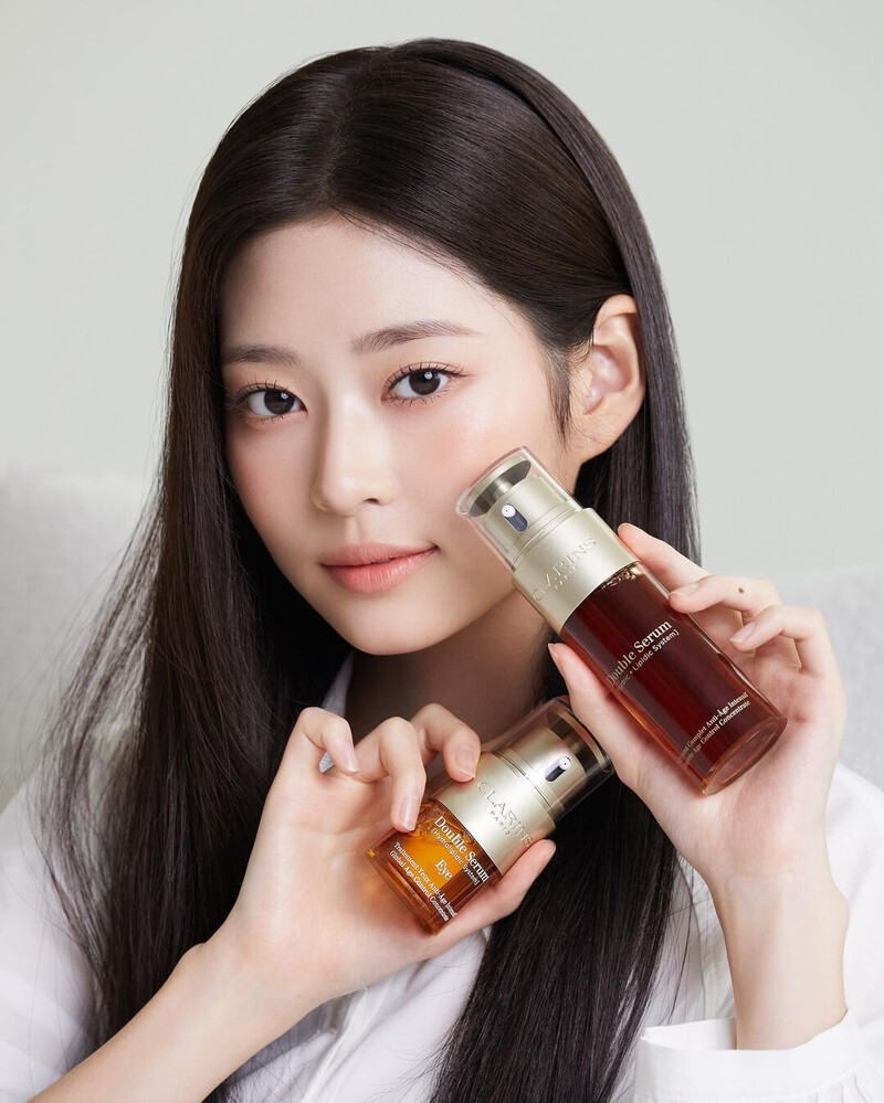 Minju for Clarins x Cosmopolitan Korea 2022 documents 1