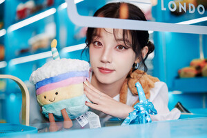 240927 - (G)I-DLE Weibo Update with YUQI - Jellycat CAFÉ