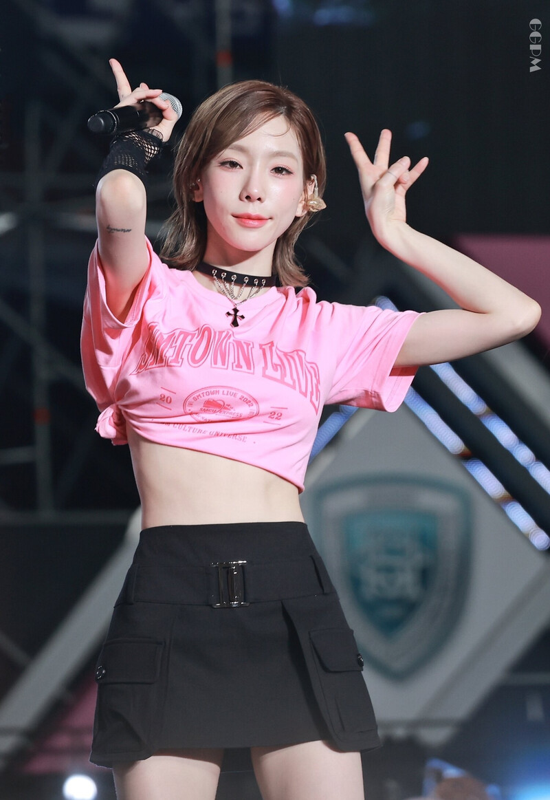 220820 Taeyeon at SMTOWN LIVE 2022: SMCU EXPRESS documents 4