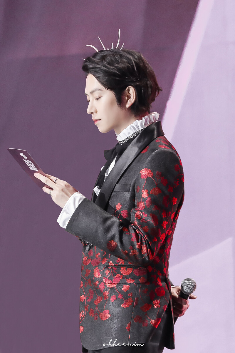 190115 Heechul at Seoul Music Awards documents 1