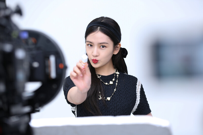 220315 Starship Naver - IVE Yujin Marie Claire Photoshoot Behind documents 9