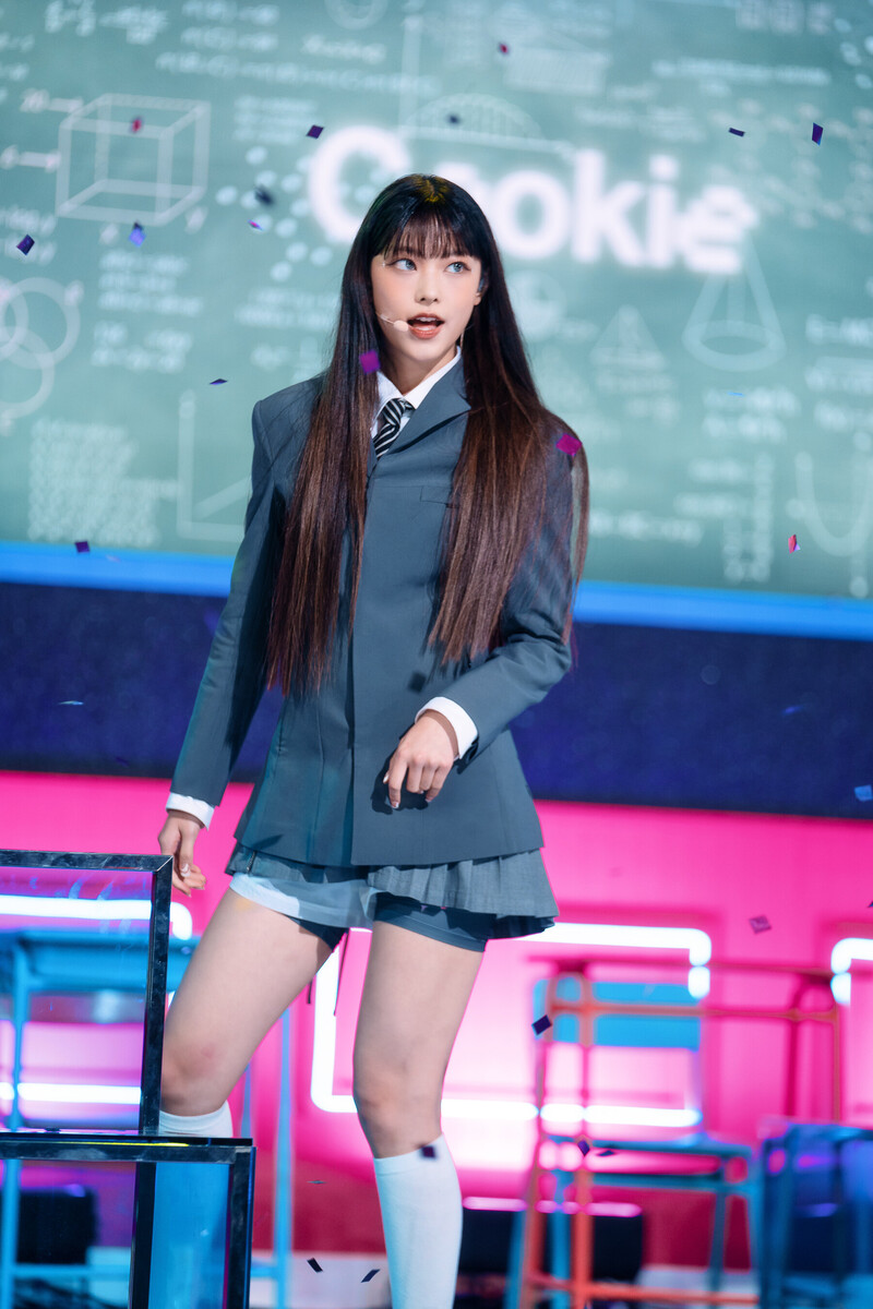 220807 NewJeans Haerin 'Cookie' at Inkigayo documents 10