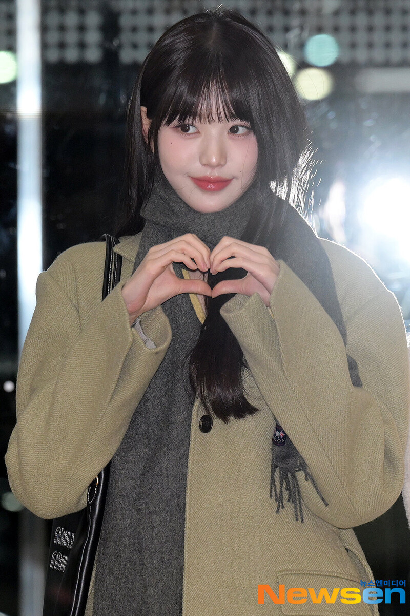 231114 IVE's Wonyoung at Gimpo International Airport (GMP) documents 1