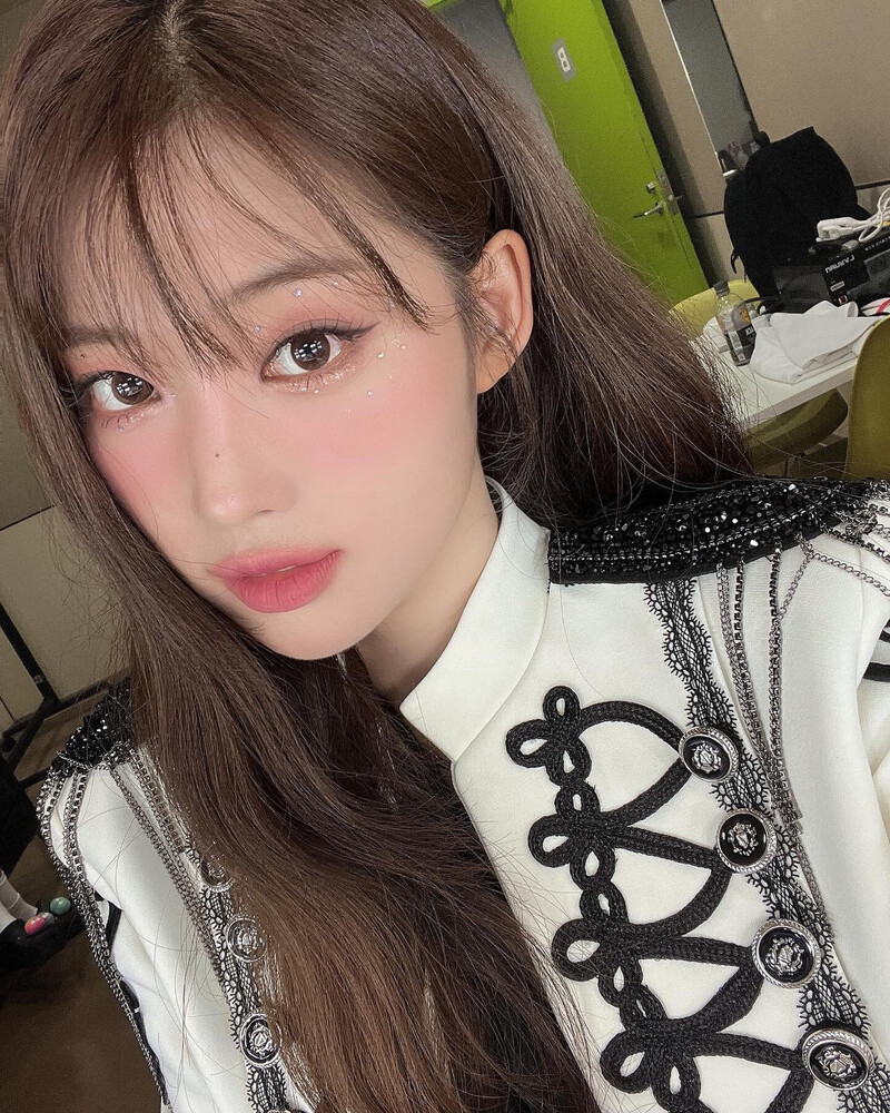 240430 EVERGLOW Sihyeon Instagram Update documents 9