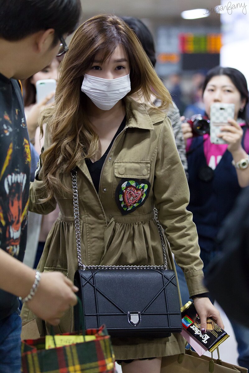 151025 Girls' Generation Tiffany at Gimpo Airport documents 1