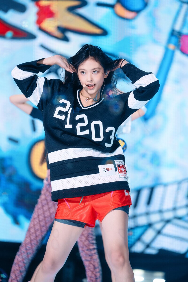220807 NewJeans Haerin 'Attention' at Inkigayo documents 6