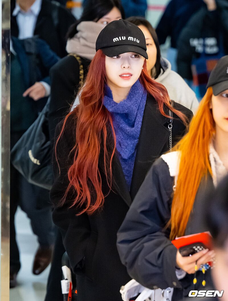 231211 ITZY Yuna at Gimpo International Airport documents 5