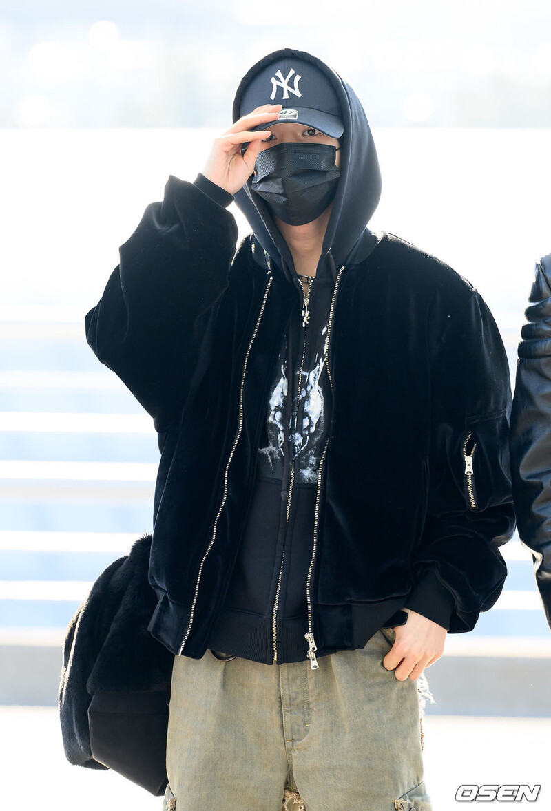 250104 Enhypen Jake at Incheon International Airport documents 2