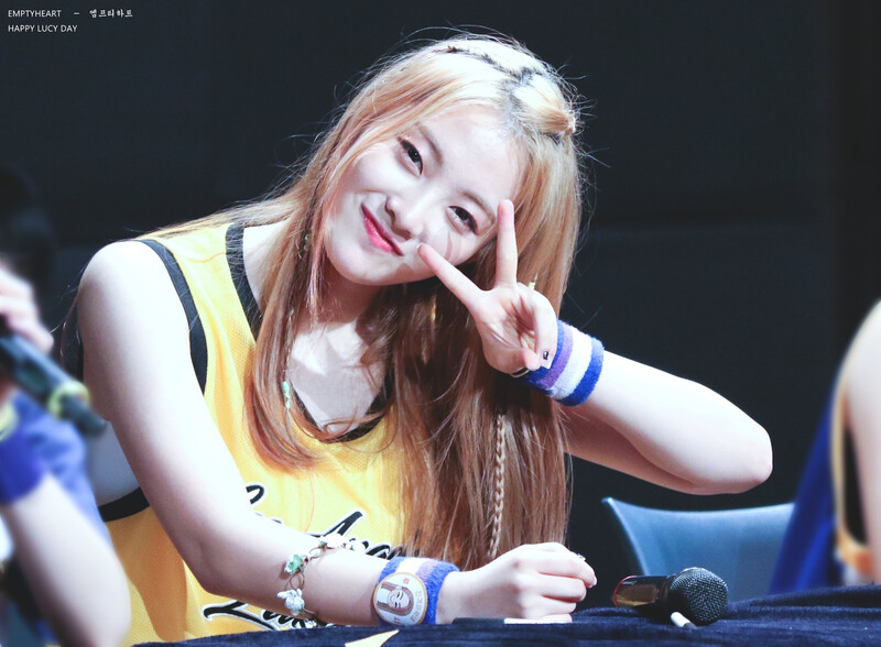 170826 Weki Meki Lucy at Gangnam 'WEME' Fansign documents 1