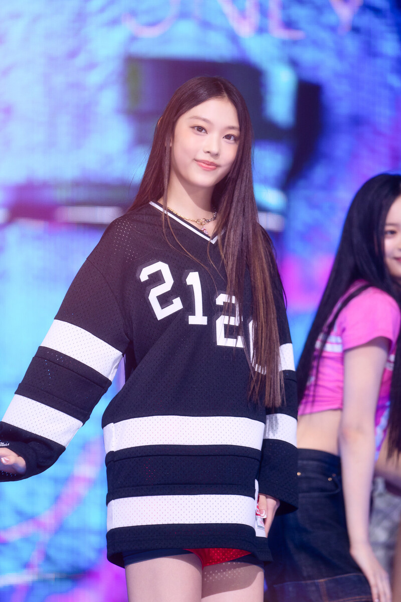 220807 NewJeans Haerin 'Attention' at Inkigayo documents 4
