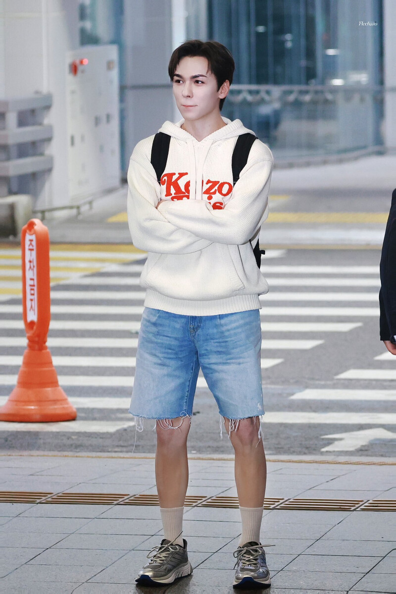 240111 SEVENTEEN Vernon at Incheon International Airport documents 6