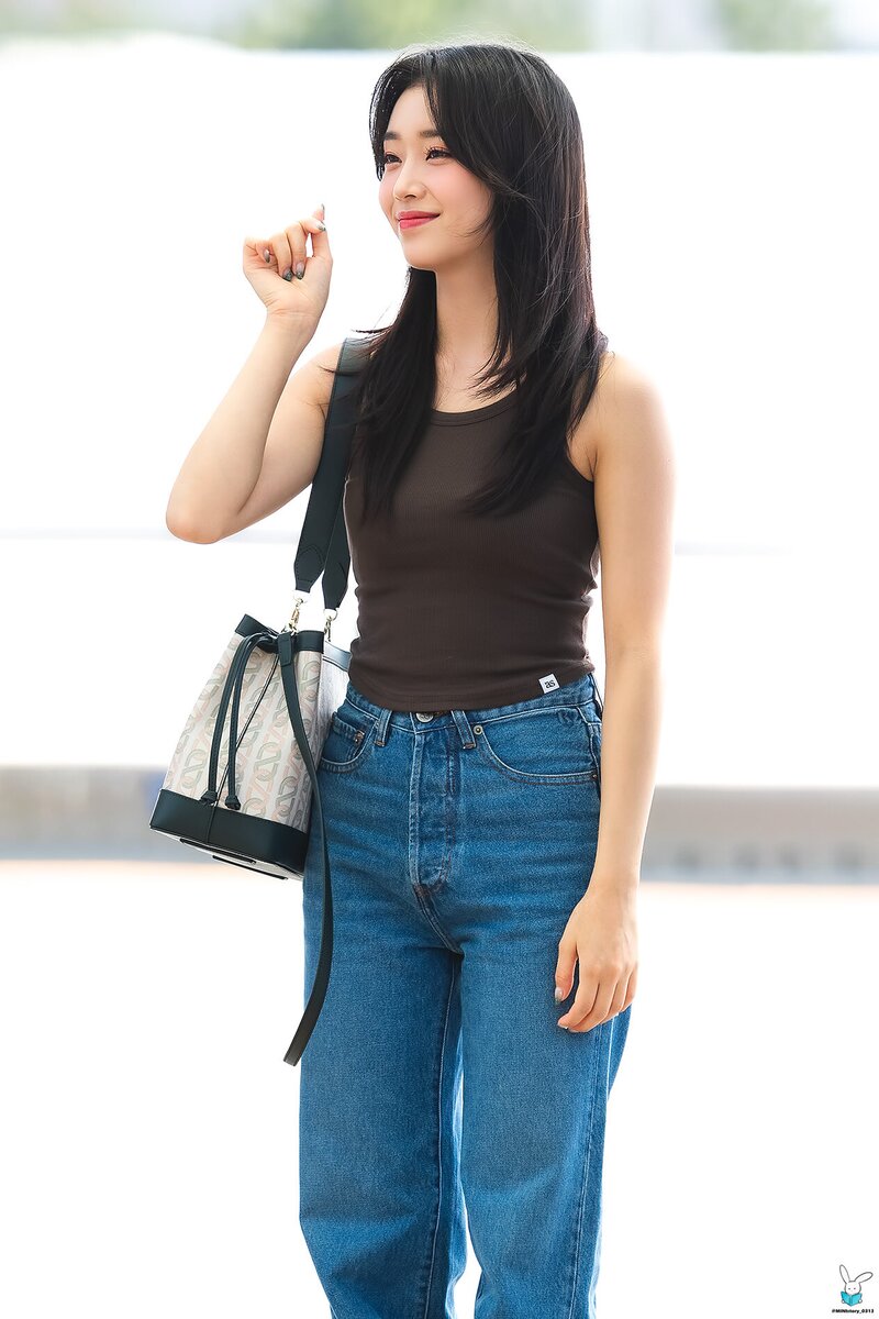 220817 STAYC Sumin at Incheon International Airport departing for KCON USA Tour documents 12