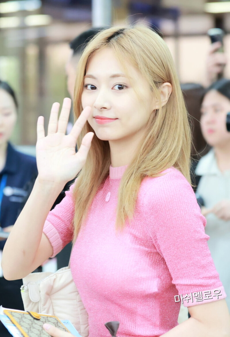 240712 TWICE Tzuyu at Gimpo International Airport documents 2