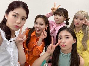 210930 - NiziU Instagram Update: Ayaka, Mako, Miihi, Riku & Mayuka