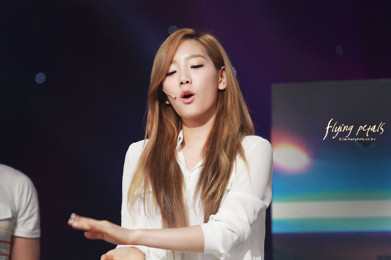 120509 Girls' Generation Taeyeon at Gag Concert documents 1