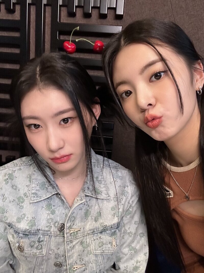 230602 ITZY Twitter Update - Chaeryeong and Lia documents 2
