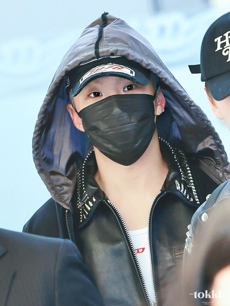 250106 Hoshi at Incheon International Airport documents 1