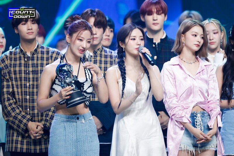 220707 fromis_9 'Stay This Way' at M Countdown documents 14