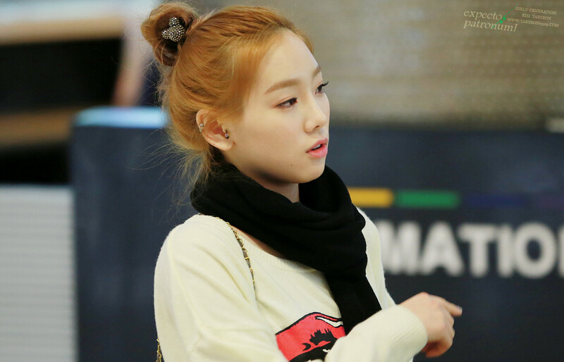 130302 Girls' Generation Taeyeon at Gimpo Airport documents 4