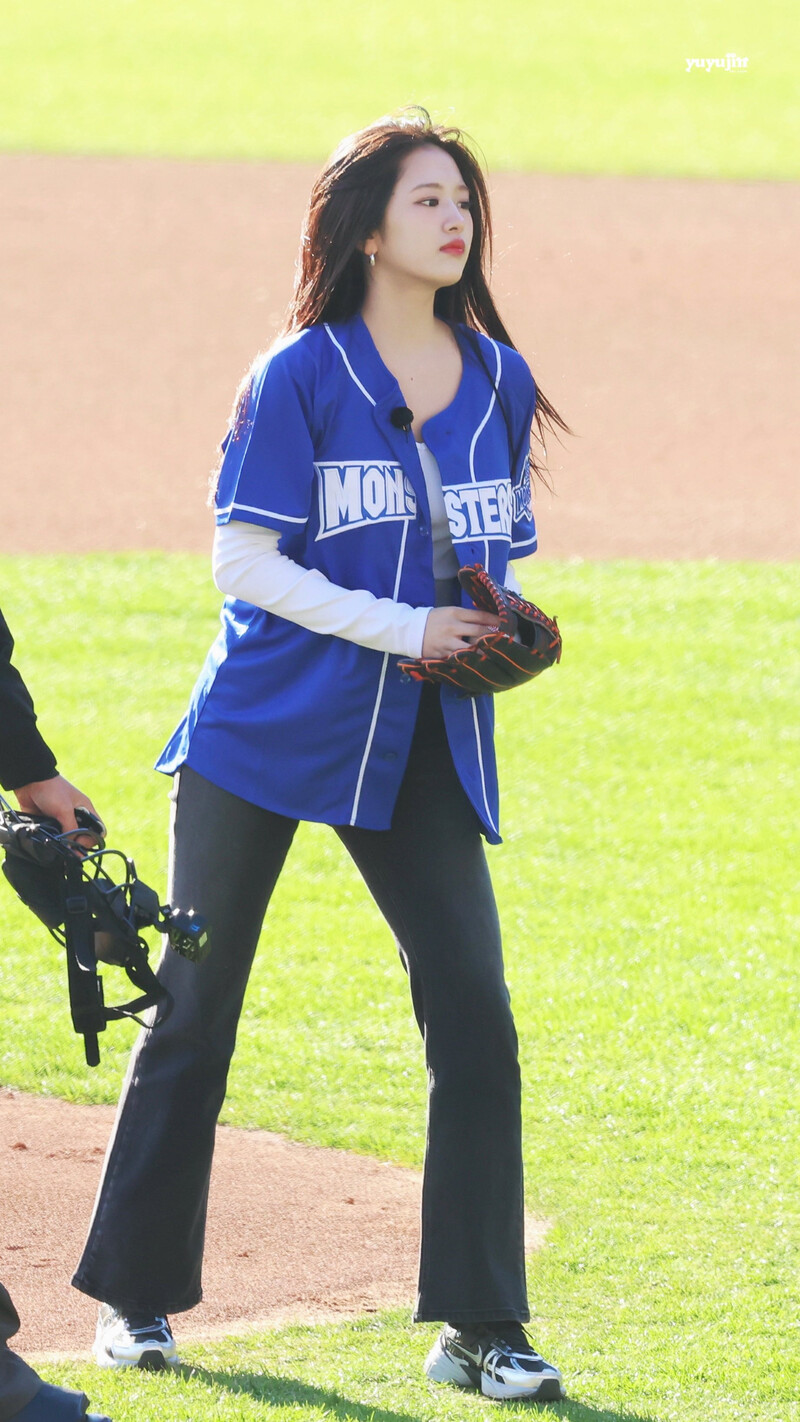 241117 IVE Yujin - First Pitch at Jamsil Baseball Stadium documents 8