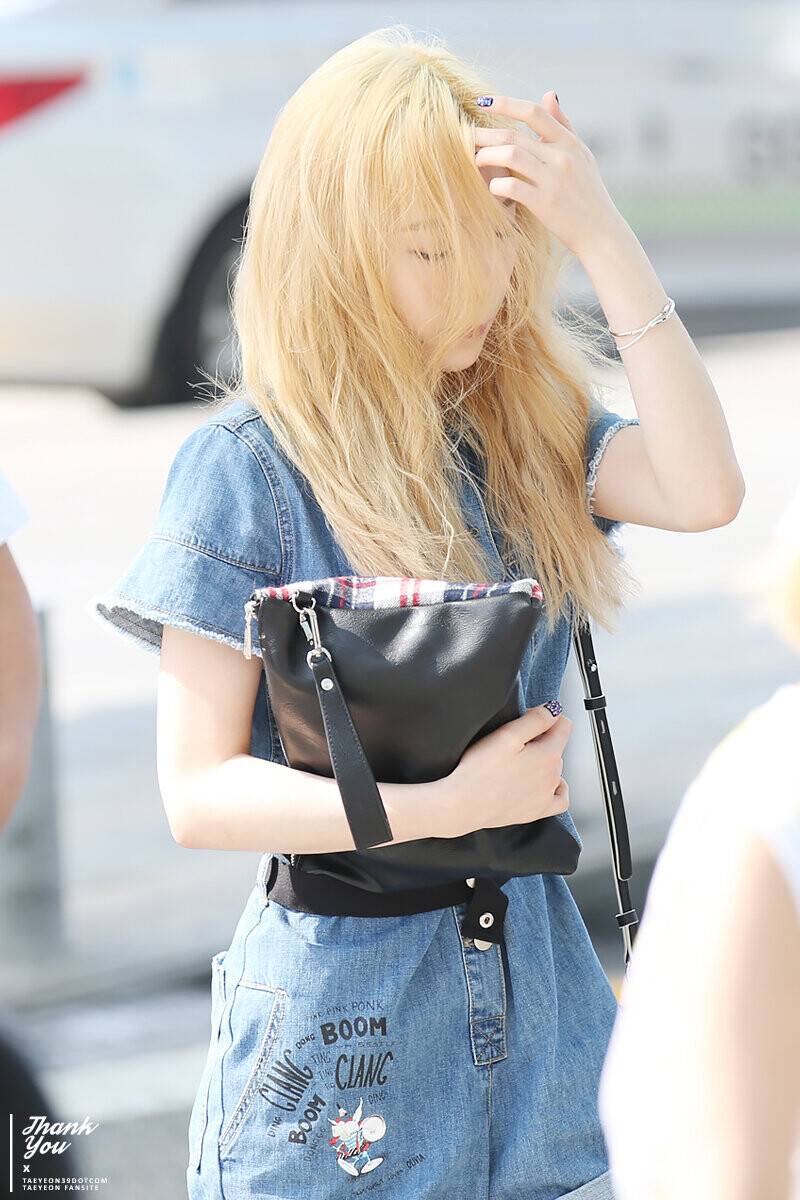 150610 Girls' Generation Taeyeon at Incheon Airport documents 10