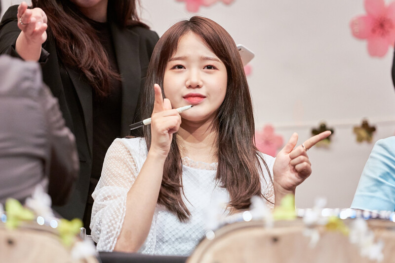 180415 Weki Meki Yoojung at Bundang 'Lucky' Fansign documents 3