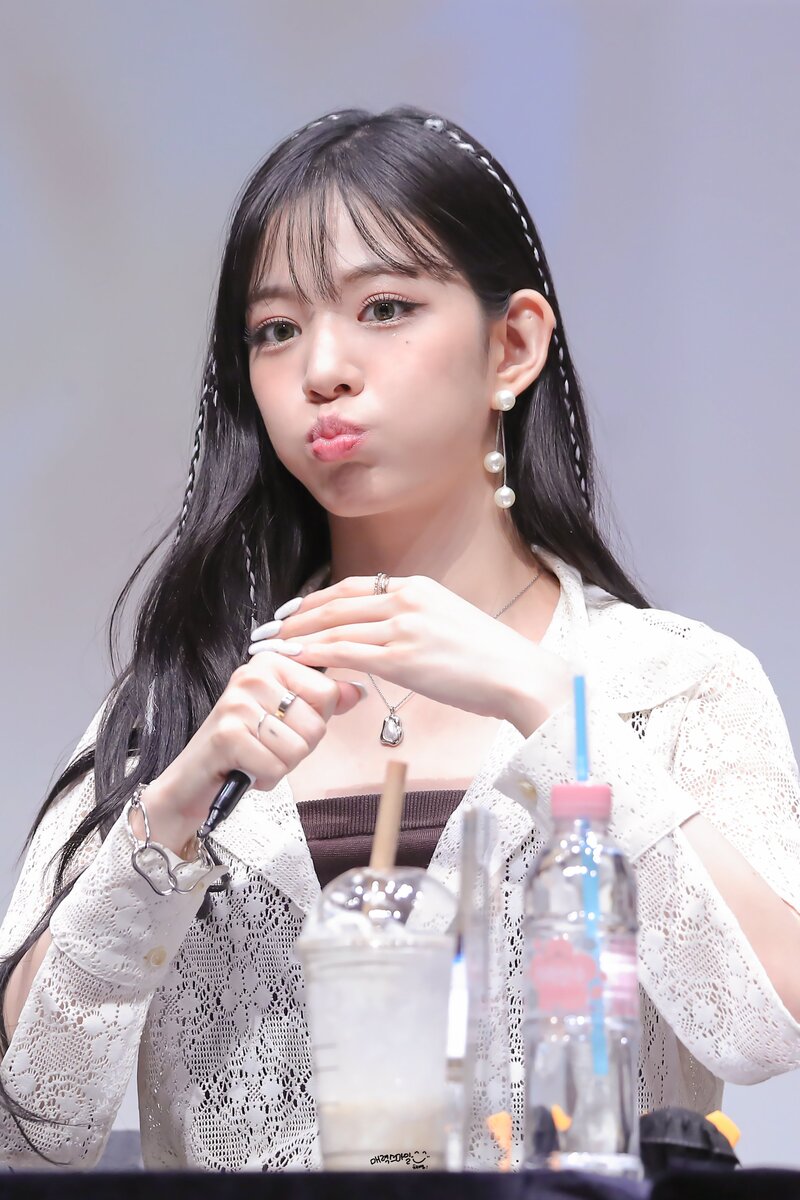 210530 fromis_9 Chaeyoung documents 3