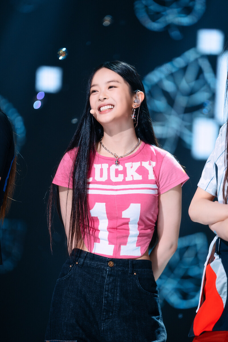 220807 NewJeans Hanni 'Attention' at Inkigayo documents 24