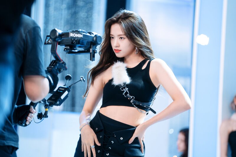 220828 IVE Yujin - 'After Like' at Inkigayo documents 22
