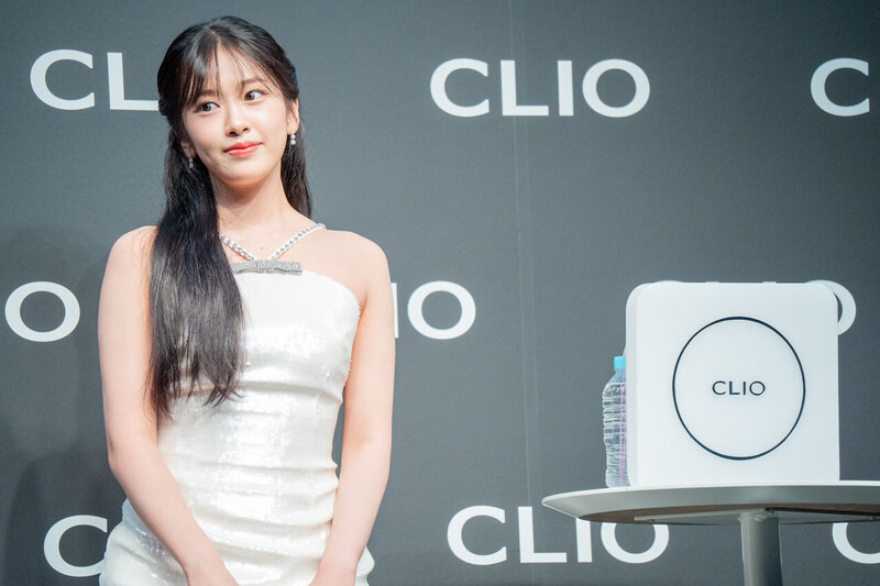 241010 IVE's Yujin at CLIO Product Launch Event in Japan documents 5