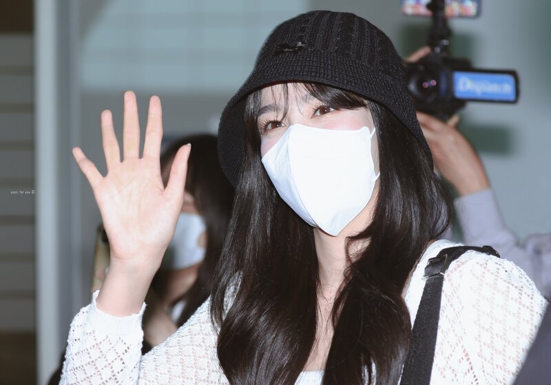 220520 STAYC's Yoon at Incheon International Airport for KCON USA 2022 documents 10