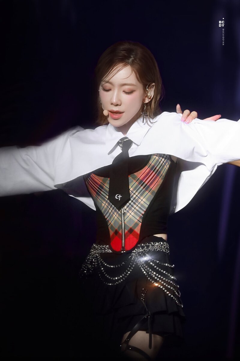 220820 Taeyeon at SMTOWN LIVE 2022: SMCU EXPRESS documents 9