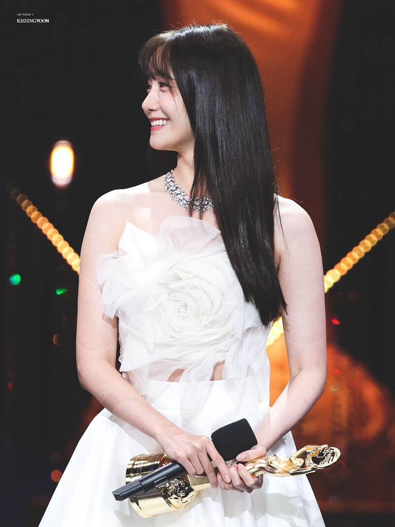 221125 Girls' Generation YoonA at Blue Dragon Film Awards documents 1