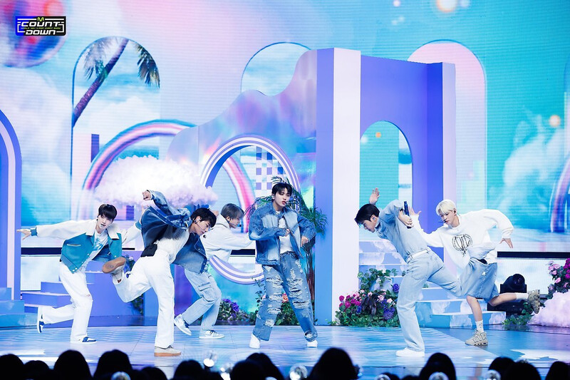 231012 ONF - 'Love Effect (바람이 분다)' at M COUNTDOWN documents 4