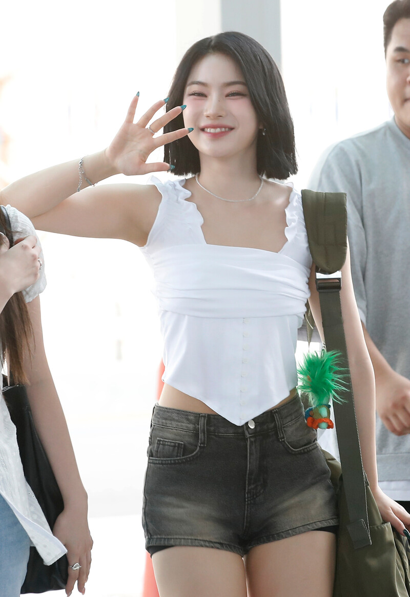 240816 STAYC Isa at Incheon International Airport documents 1