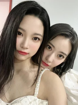 220509 LE SSERAFIM Twitter Update - Eunchae and Sakura