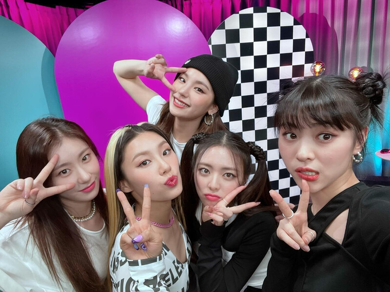 220510 Lee Jung Lee Instagram Update With ITZY documents 1