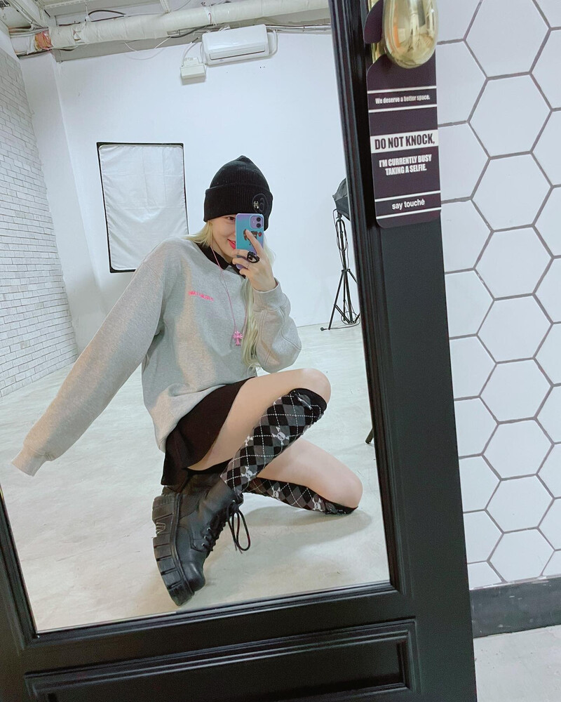 230219 Hyuna Instagram update documents 3