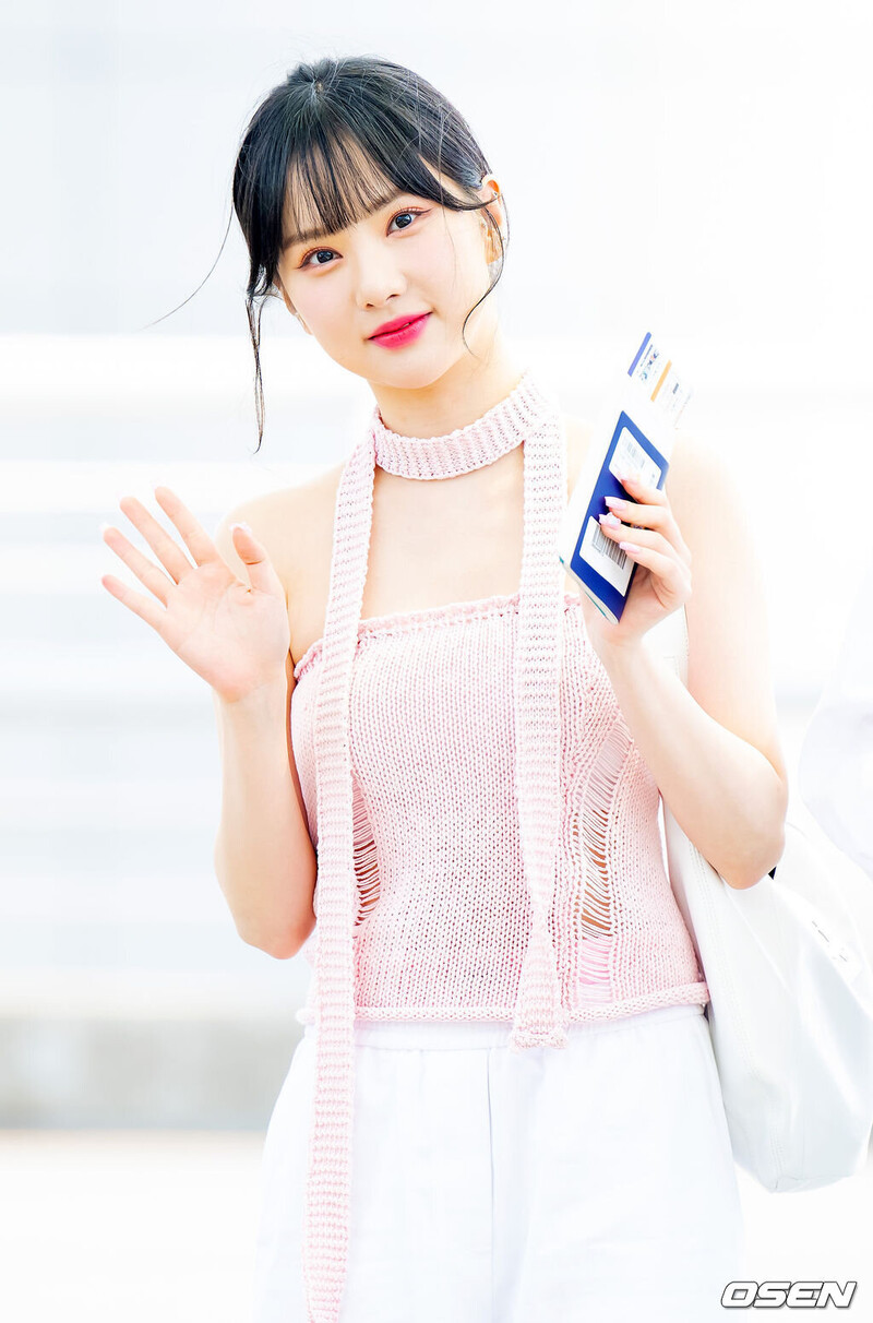 230511 VIVIZ Eunha at Incheon International Airport documents 6