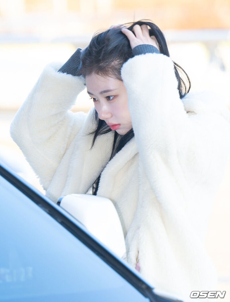 231201 ITZY Chaeryeong at Gimpo International Airport documents 2