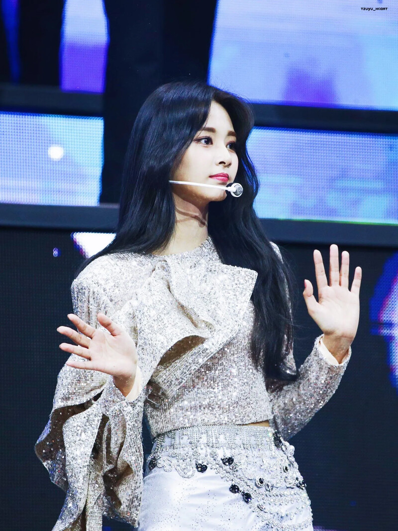 TZUYU_HEART0614-1214505310624182273-ENrKH44UUAEvfkR.jpg