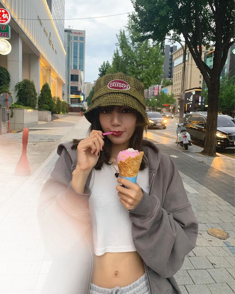 190811 LISA Instagram Update documents 1