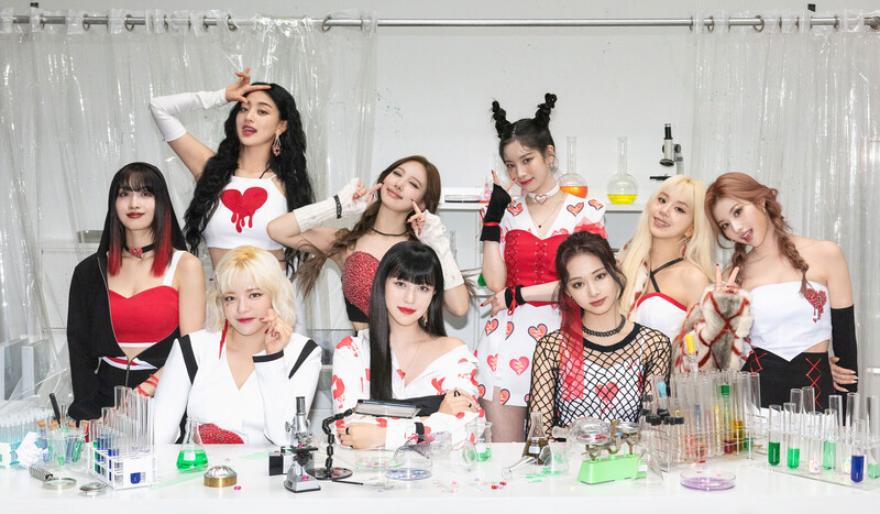 211112 TWICE Elle Magazine Interview Photos documents 1